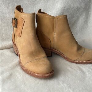 Timberland boot company Tan Ankle Boots like new size 9